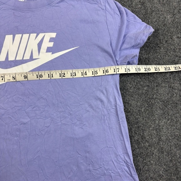 NIKE Women’s Lavender The Nike Tee Short Sleeve Short Logo Swoosh size Medium - Picture 5 of 7
